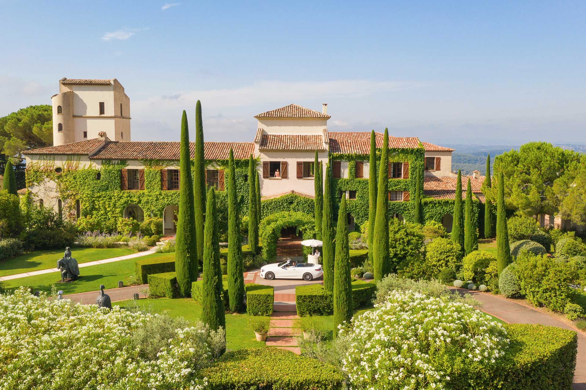 Main_entrance_CHÂTEAU DU DOMAINE SAINT-MARTIN-luxvivendi