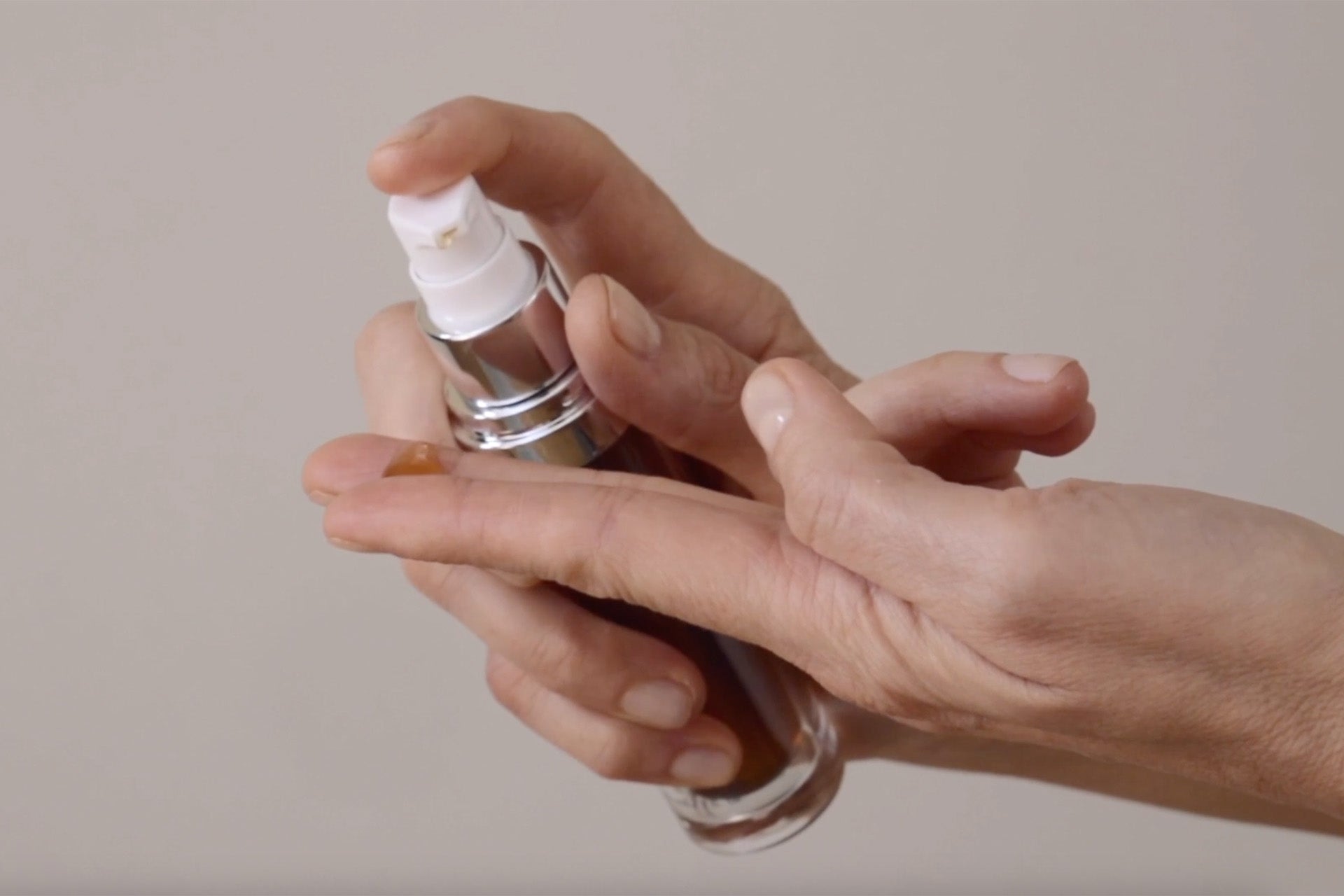 Serum Lifting in hands | Mila Moursi | Luxvivendi