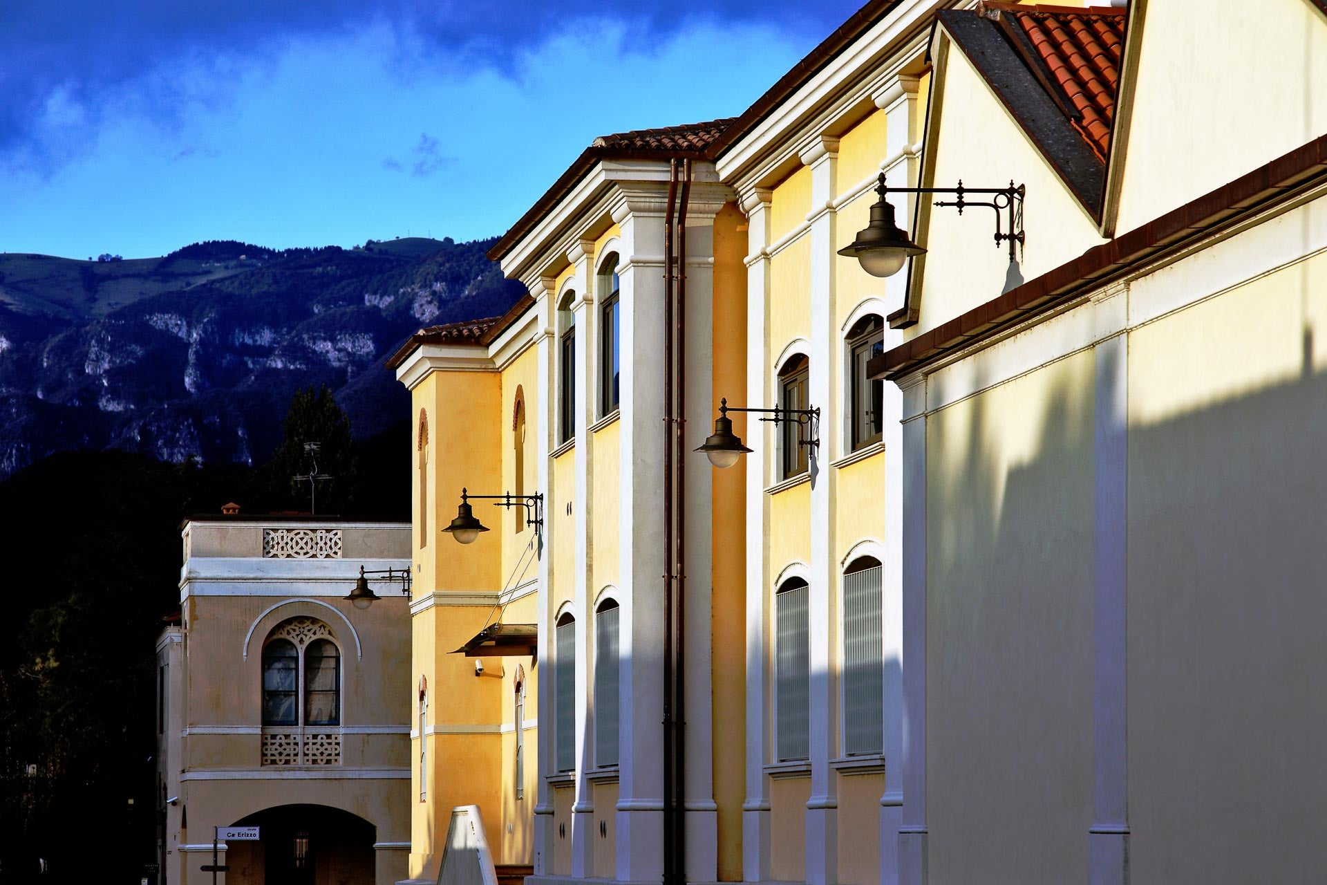 a side view of residential buildings - Luxvivendi