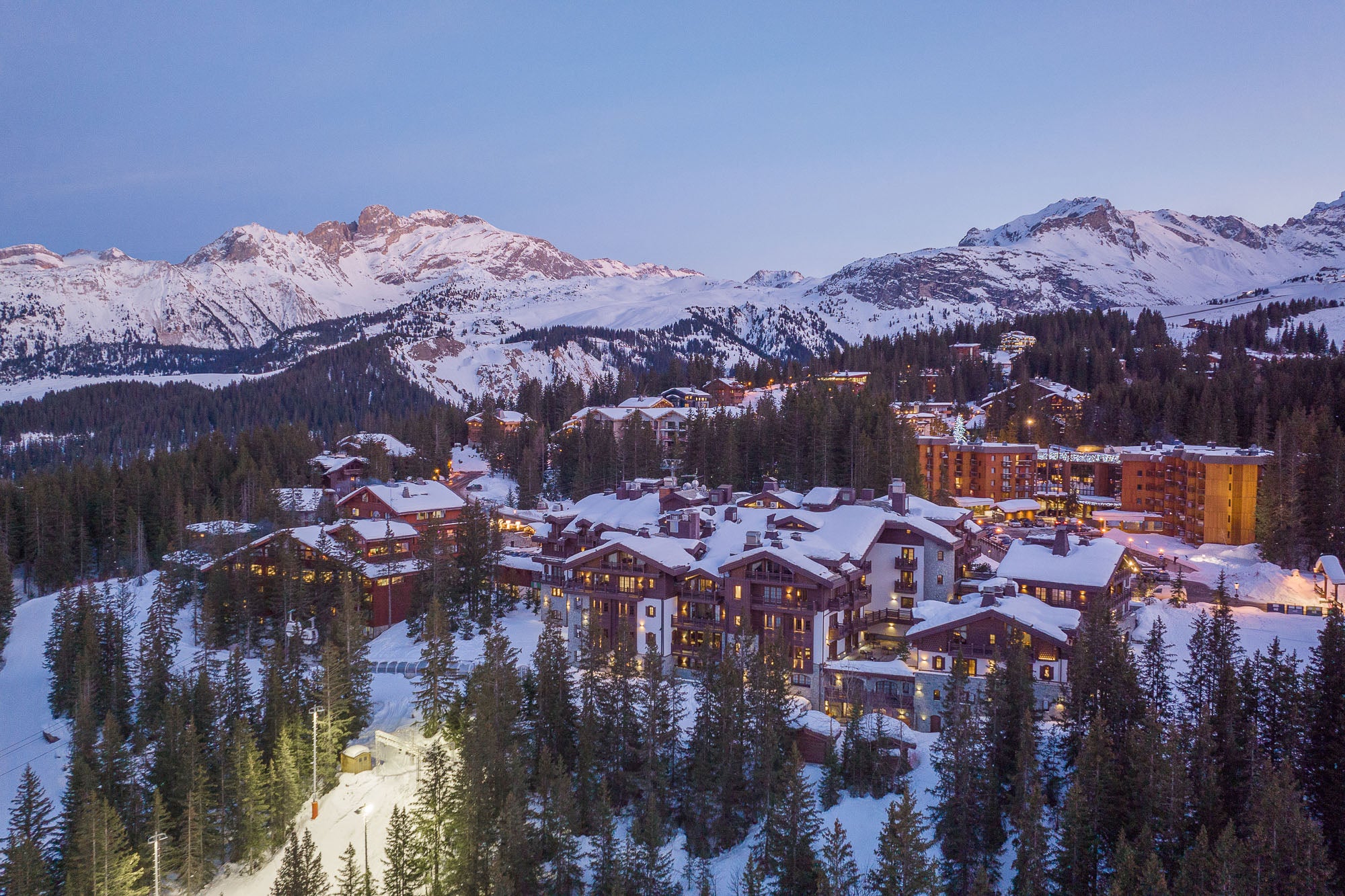 L_Apogee_Courchevel_by_night